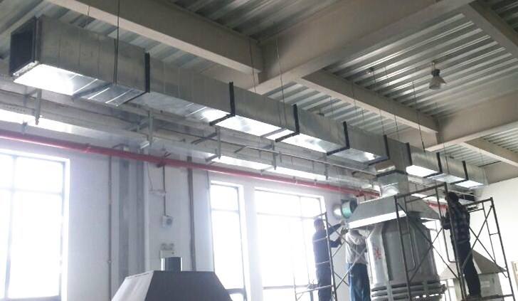 五星級酒店的防火與防排煙系統(tǒng) 上次簡單介紹了山東金光集團(tuán)通過公平競標(biāo)方式獲得通州區(qū)五星級酒店的整體中央空調(diào)從通風(fēng)，制冷，防排煙等工程的安裝施工，那么今天說一下酒店的防火與防排煙系統(tǒng)。當(dāng)然離不開消防排煙風(fēng)機(jī)和防排煙防火閥設(shè)備的。 通風(fēng)空調(diào)系統(tǒng)原則上按使用功能及防火分區(qū)劃分為若干系統(tǒng)，風(fēng)管穿越防火分區(qū)及變形縫等處設(shè)電動排煙